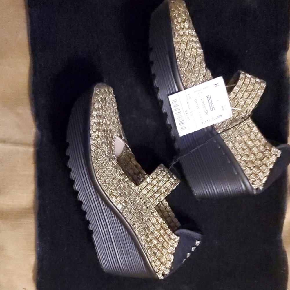 NWT White Mountain Stylish Gold Woven Platform Sandals